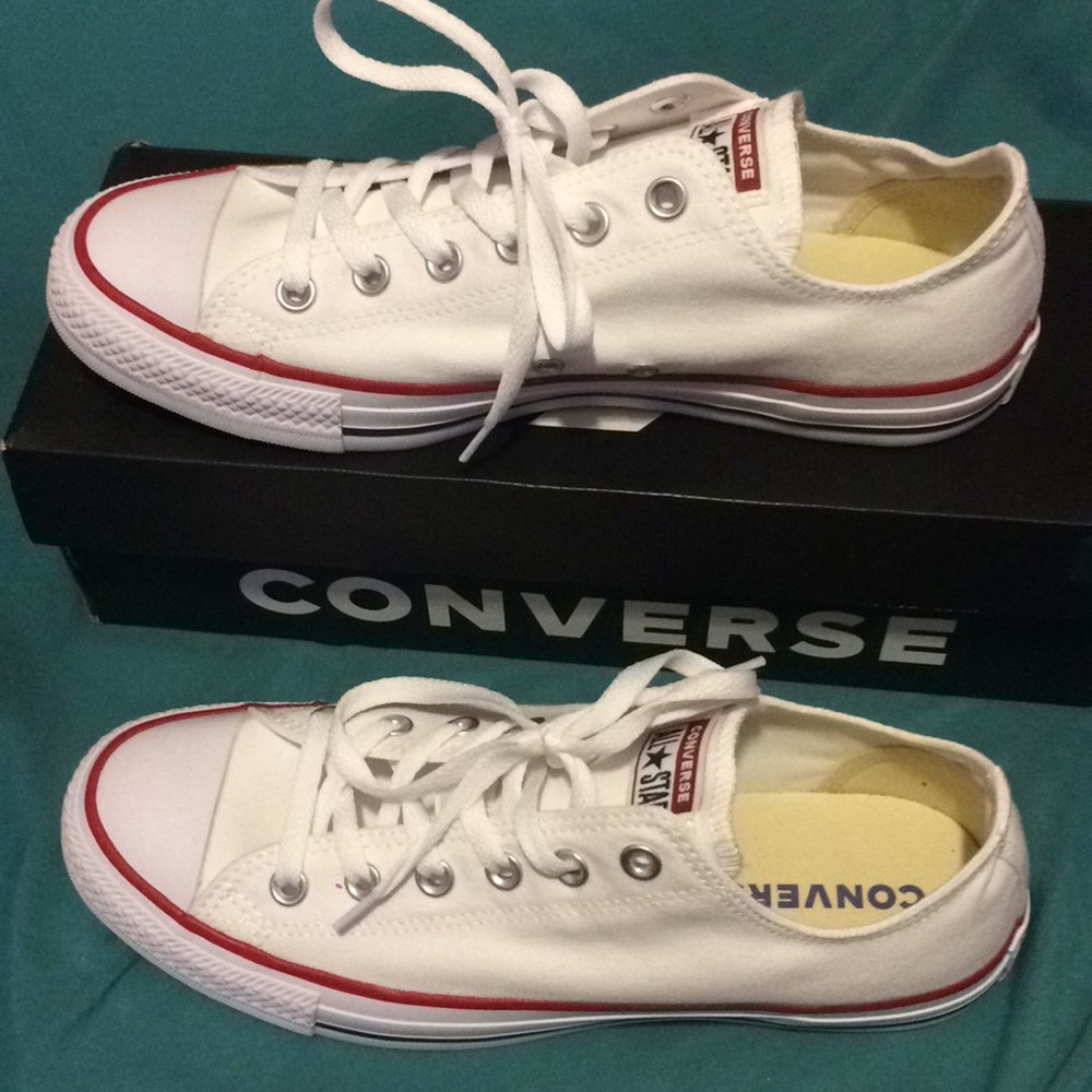 NEW! Never worn Women’s white converse